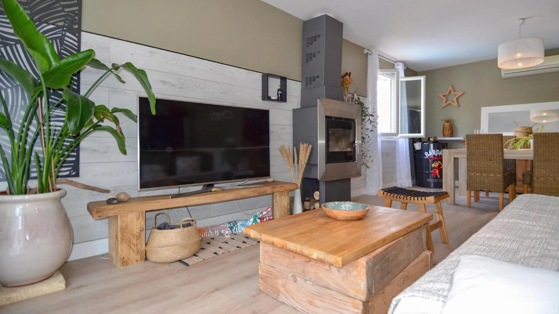 3 Bedroom Stunning Home In Arles 0*,